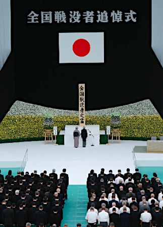 安倍出席战败日追悼仪式 致辞仍不提对战争反省