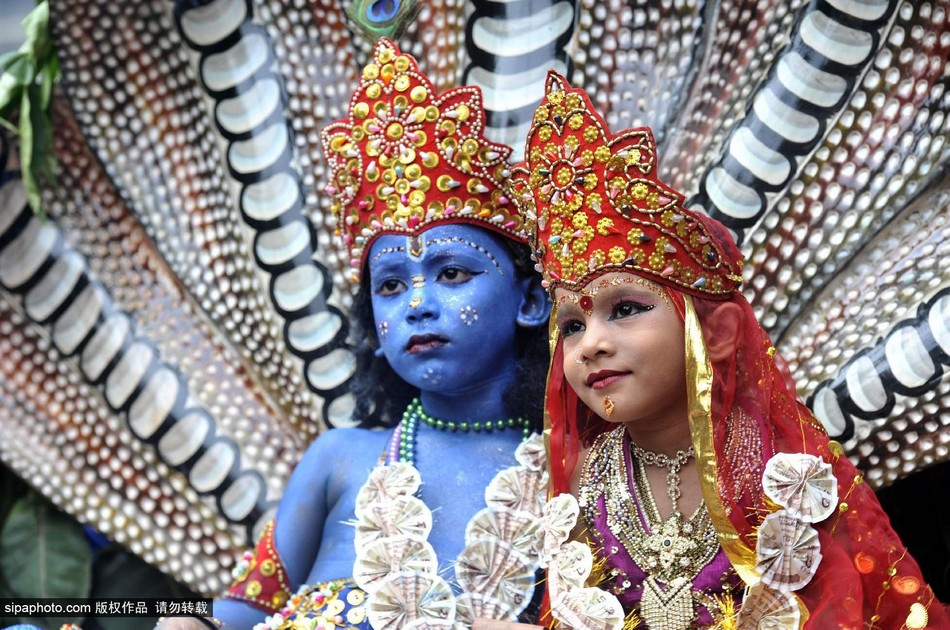 孟加拉国儿童扮演神祗游行庆印度教节日