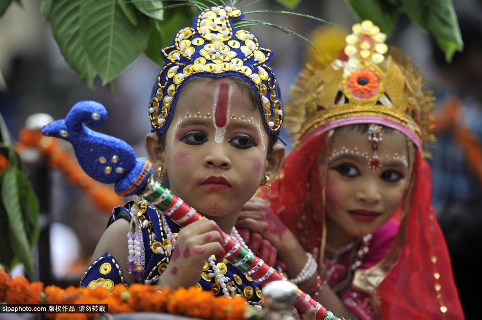 孟加拉国儿童扮演神祗游行庆印度教节日