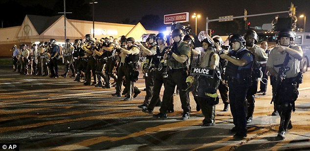 美国弗格森骚乱第九夜：警民冲突卷土重来似战场