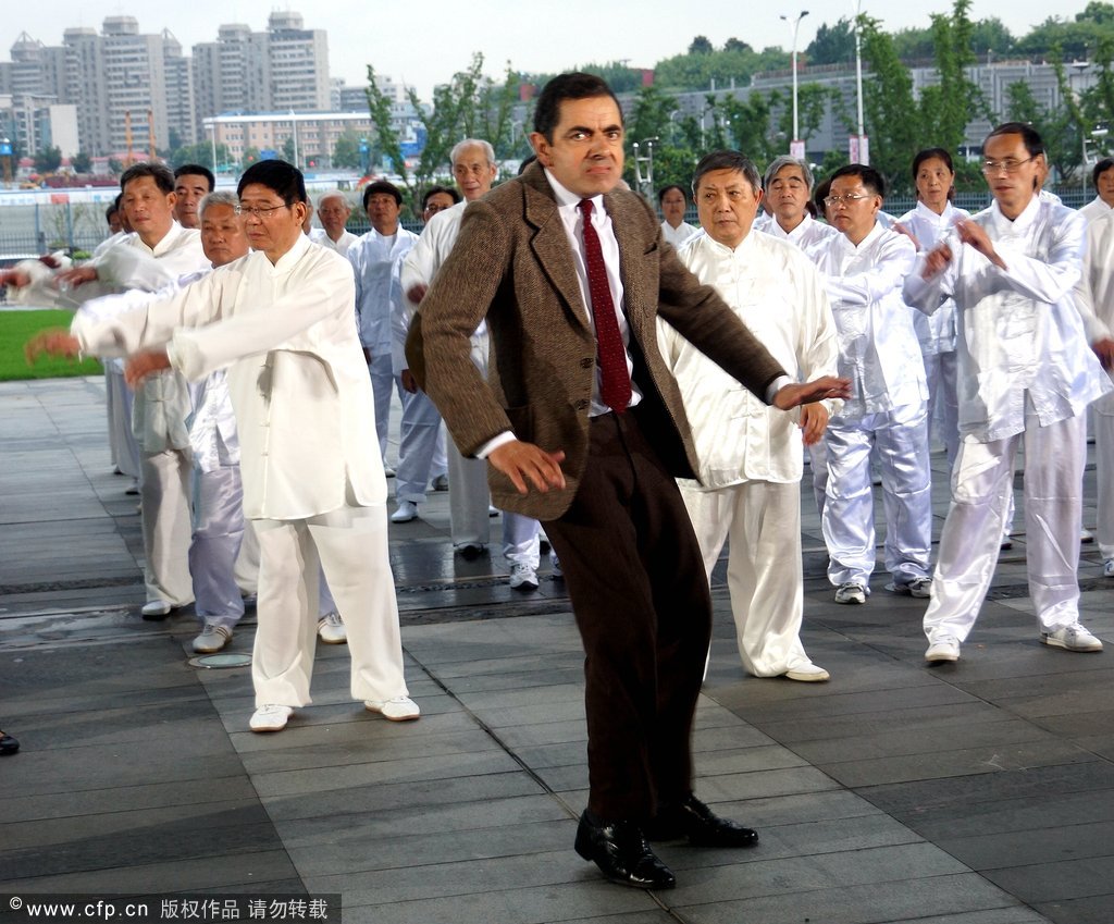 “憨豆”首次中国行 与上海大妈跳广场舞