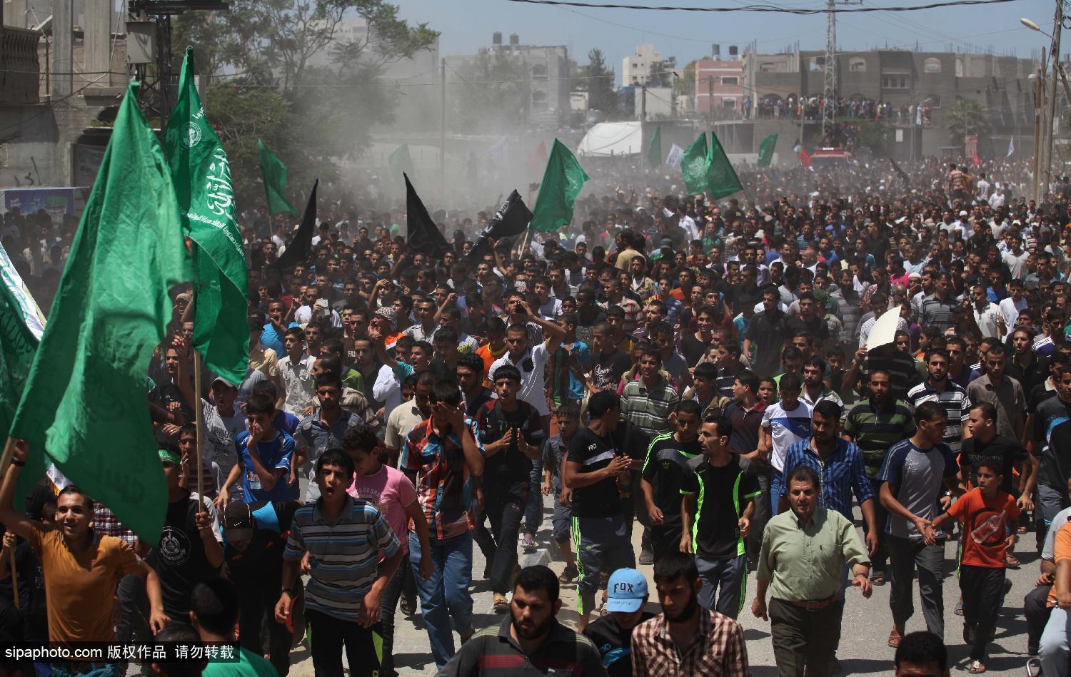 加沙：以军炸死3名哈马斯武装领导人 几万民众送葬