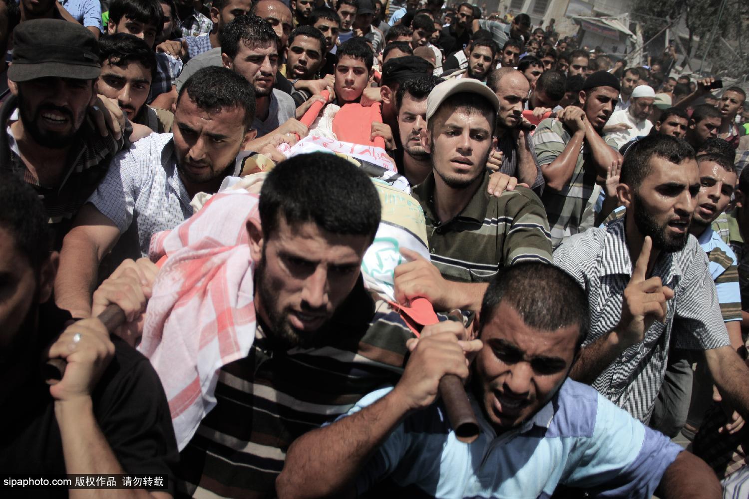 加沙：以军炸死3名哈马斯武装领导人 几万民众送葬
