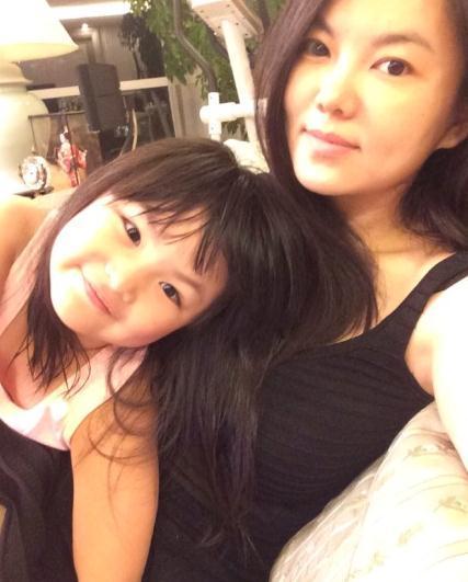 李湘<em>母女泳池</em>戏水 王诗龄嘟嘴卖萌_娱乐_环球