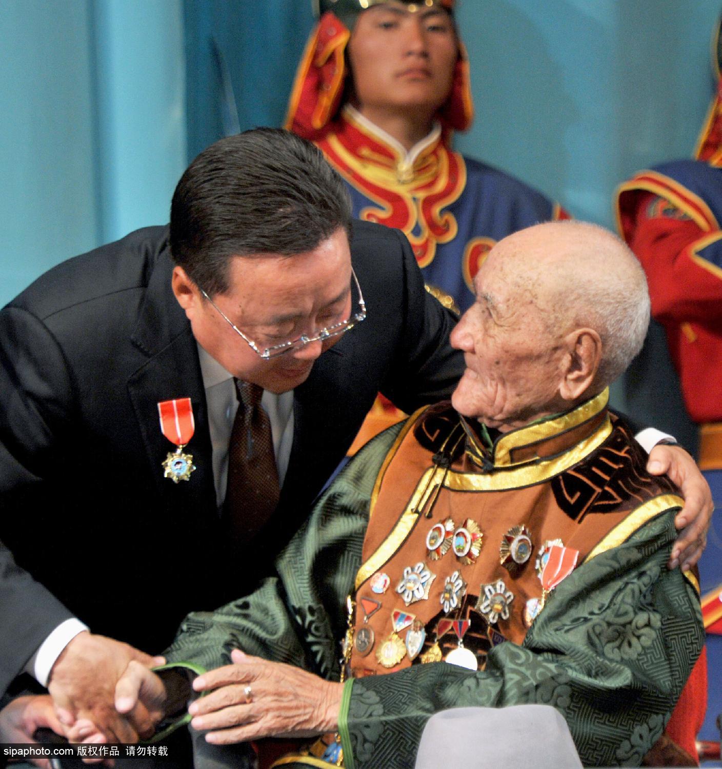 蒙古国举行诺门罕战役胜利75周年仪式 总统慰问老兵
