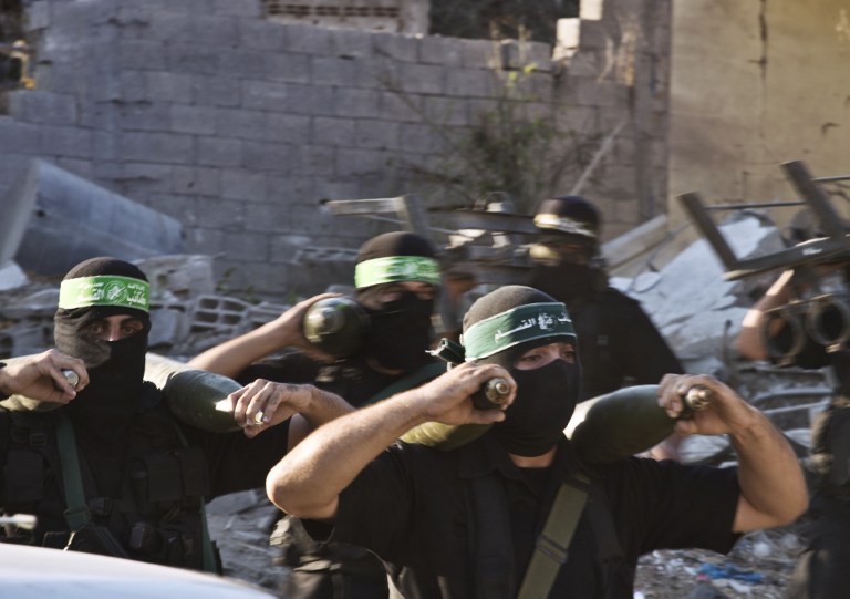 巴勒斯坦人亲吻哈马斯游行战士 以色列与哈马斯均吹嘘获胜
