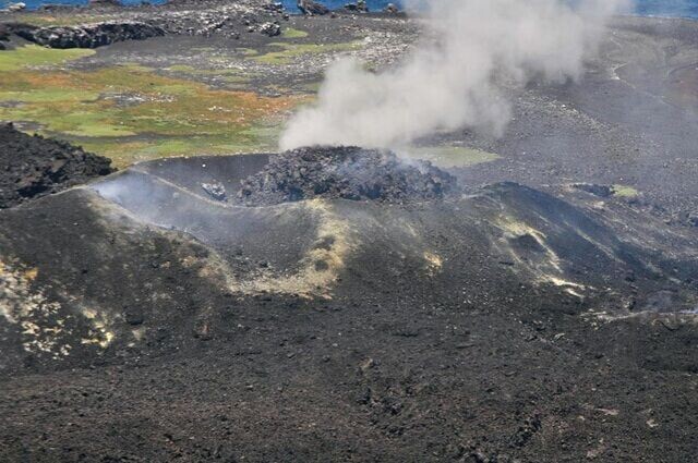 日本西之岛火山持续喷发 山口现巨型岩堆(图)
