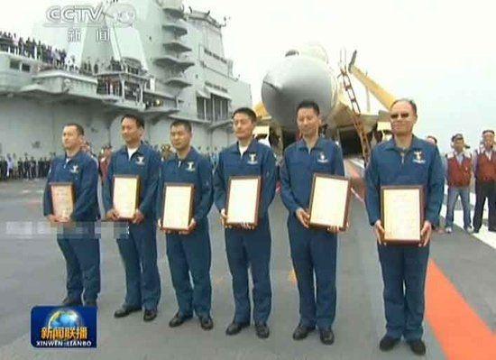 2013年7月1日，着舰指挥员邹建国和飞行员戴明盟（左一）、孙政雄、徐汉军、卢志永、魏红伟顺利通过航母资格认证，成为中国首批舰载战斗机飞行员和着舰指挥员。