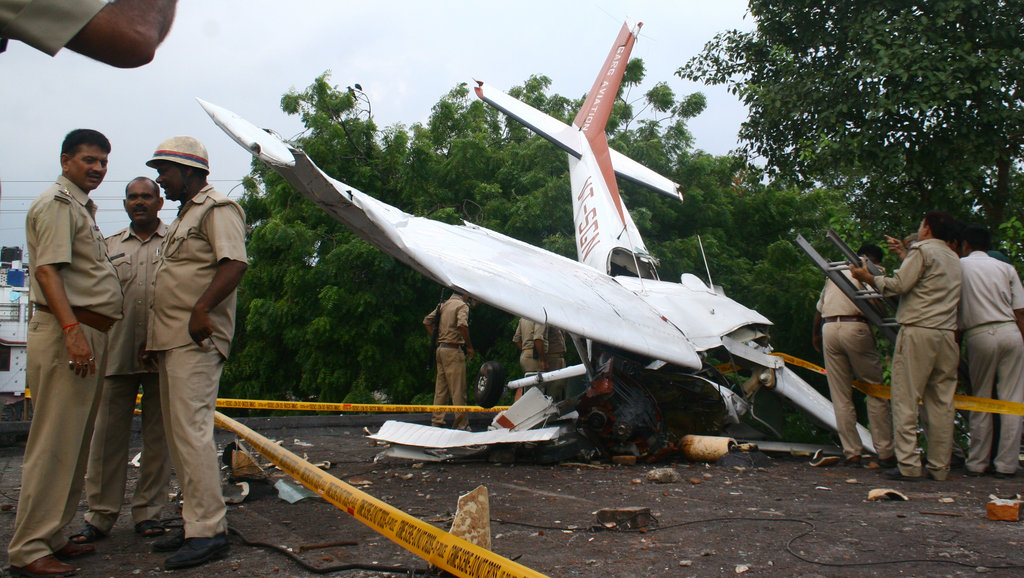 印度一名女飞行学员驾驶滑翔机坠毁