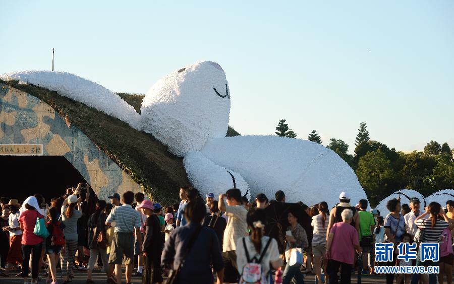 “大黄鸭”之父霍夫曼创新作 巨型“月兔”迎中秋