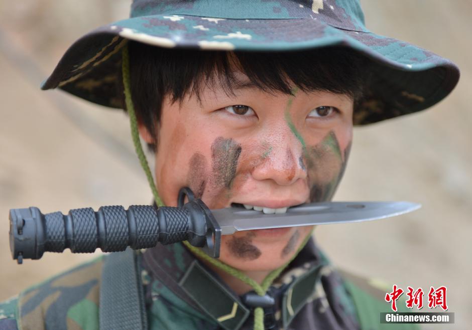 中国女子特战队员叼军刀画面
