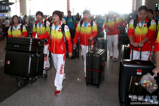 中国游泳队启程赴韩国 出征仁川亚运会