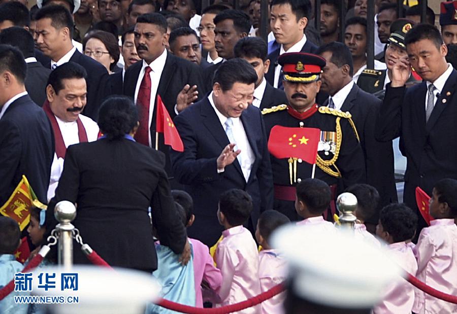 斯里兰卡总统拉贾帕克萨为习近平举行盛大欢迎仪式