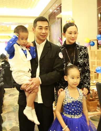 赵文卓微博为女儿庆生 全家福合影罕见曝光