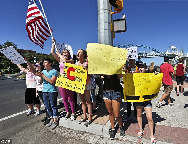 美国丹佛中学生集体罢课 脱衣抗议政府“洗脑”课