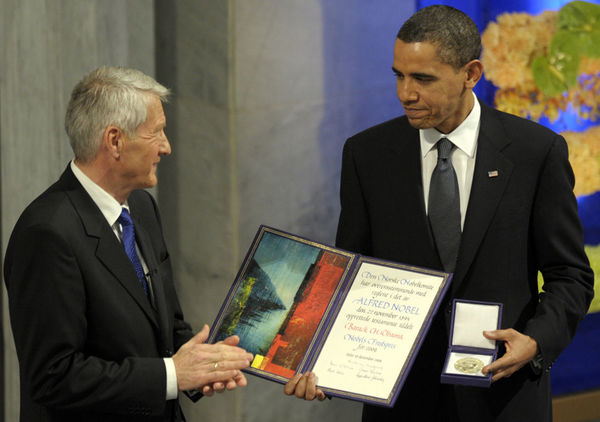 反战组织抗议美军空袭 要求奥巴马退回诺贝尔和平奖