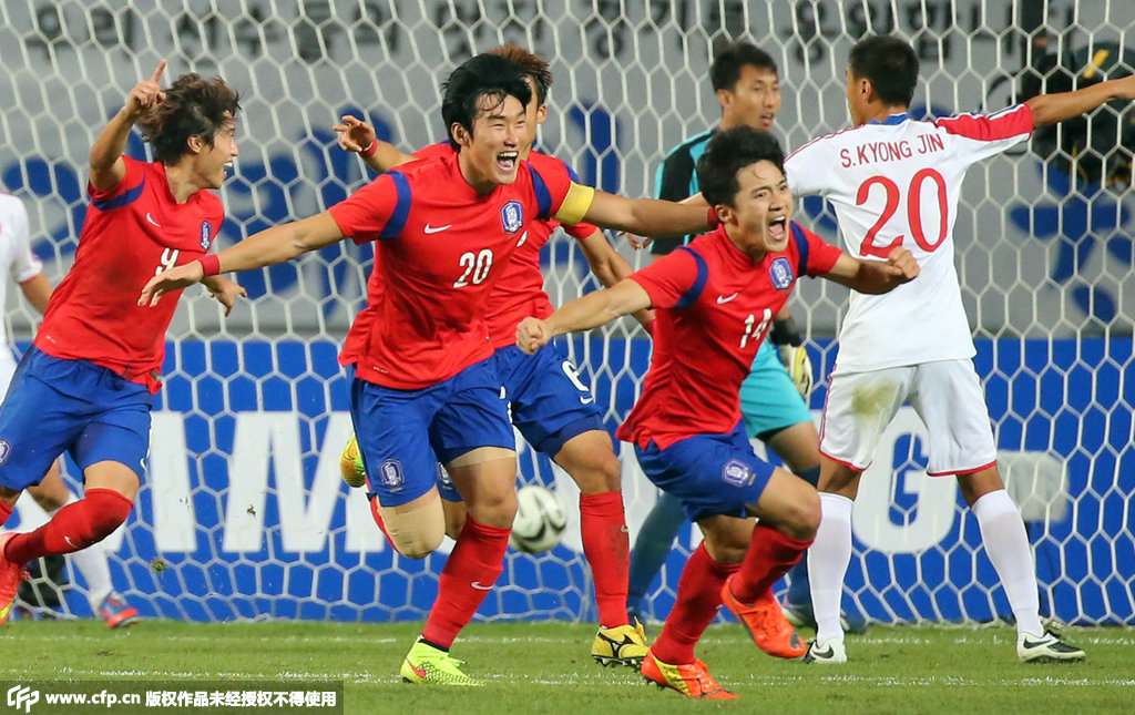韩国男足夺冠 全队身披国旗下跪谢观众