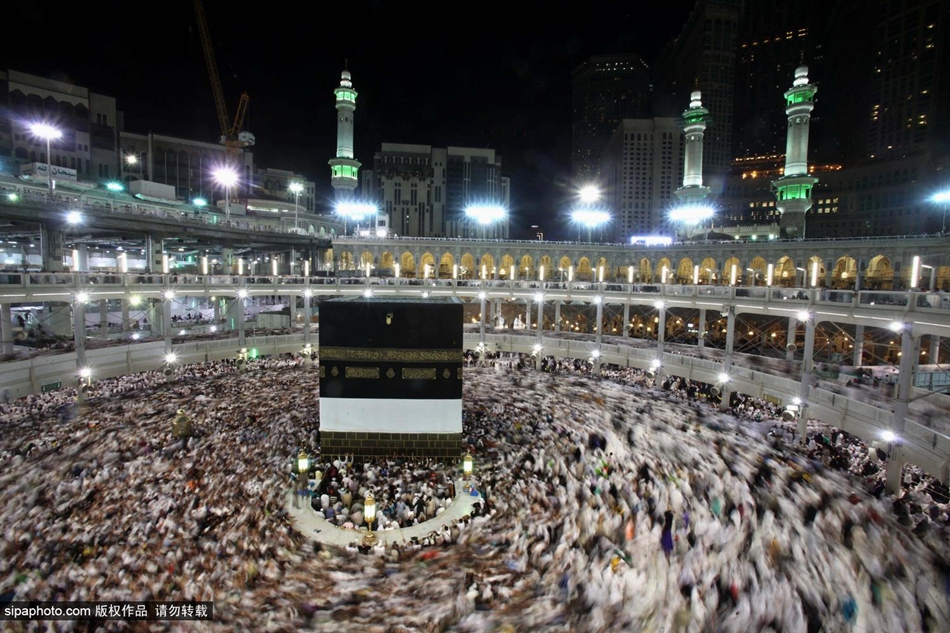 沙特阿拉伯穆斯林朝圣者围绕天房祈祷