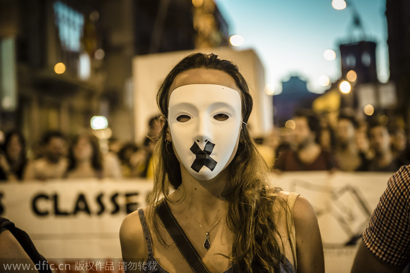 西班牙学生蒙面游行 支持加泰罗尼亚独立公投