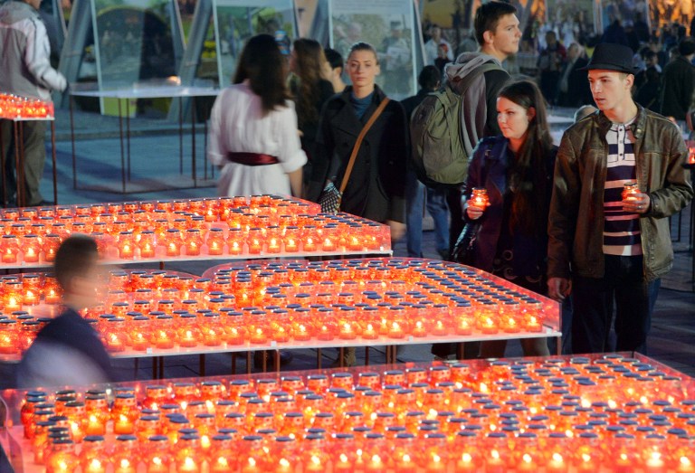 乌克兰首都民众摆放蜡烛向保卫乌克兰英雄致敬