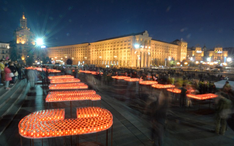 乌克兰首都民众摆放蜡烛向保卫乌克兰英雄致敬