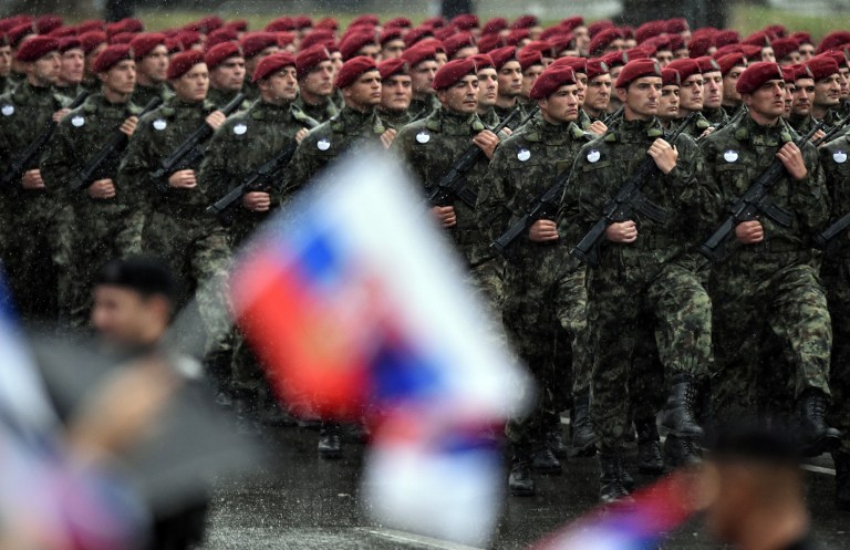 普京访问塞尔维亚 冒大雨参加阅兵式
