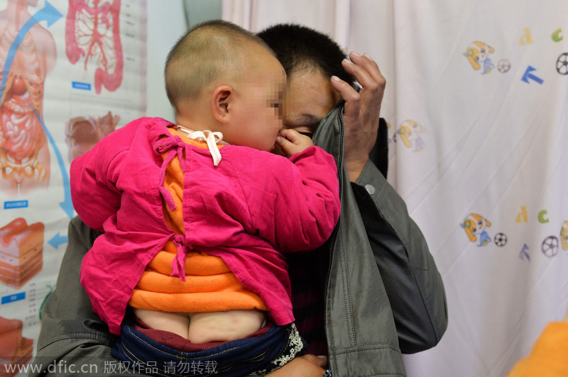 1月女童腹部被扎12钢针 北京儿童医院就医父亲