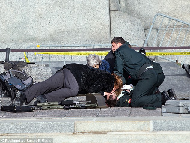加拿大国会大厦枪击案身亡士兵生前执勤照曝光