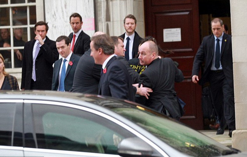 英国首相卡梅伦在利兹市遭陌生男子袭击