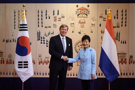 国际新闻 独家 正文  11月3日,韩国总统朴槿惠(右)与荷兰国王举行会谈