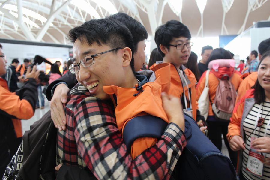 临别前中韩两国青年依依不舍 泪洒机场