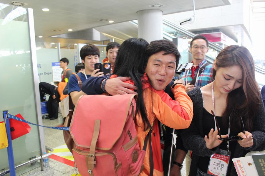 临别前中韩两国青年依依不舍 泪洒机场