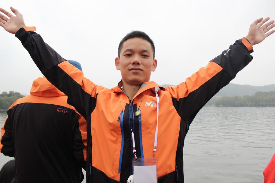 韩国青年友好代表团成员抵达杭州 游览西湖美景