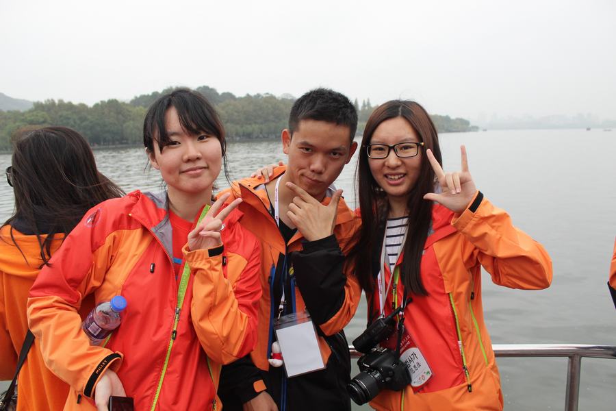 韩国青年友好代表团成员抵达杭州 游览西湖美景
