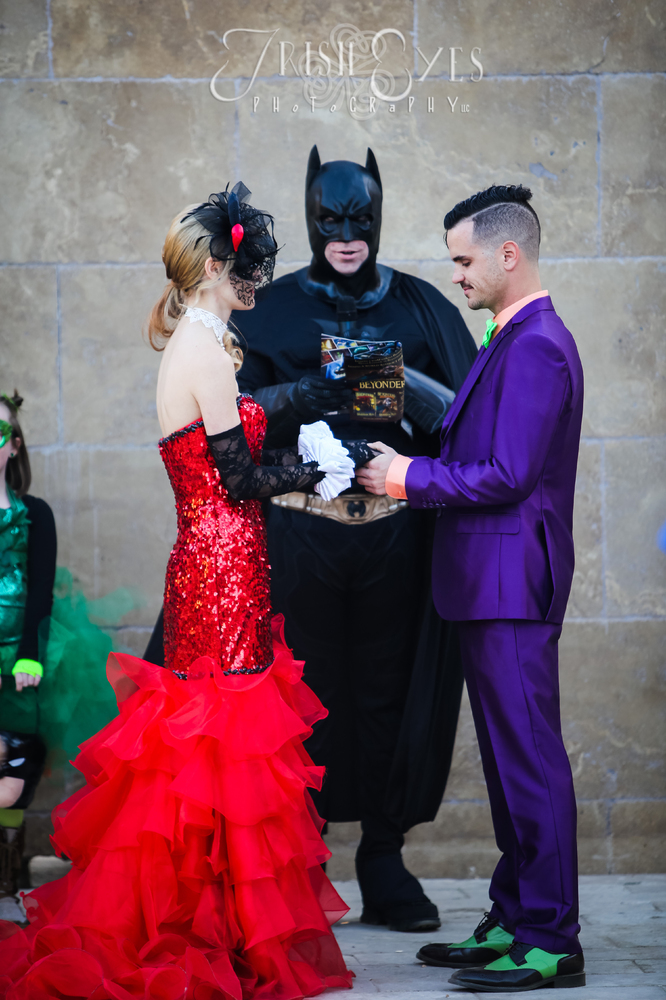 美国蝙蝠侠迷夫妇办婚礼 亲友助阵大玩Cosplay