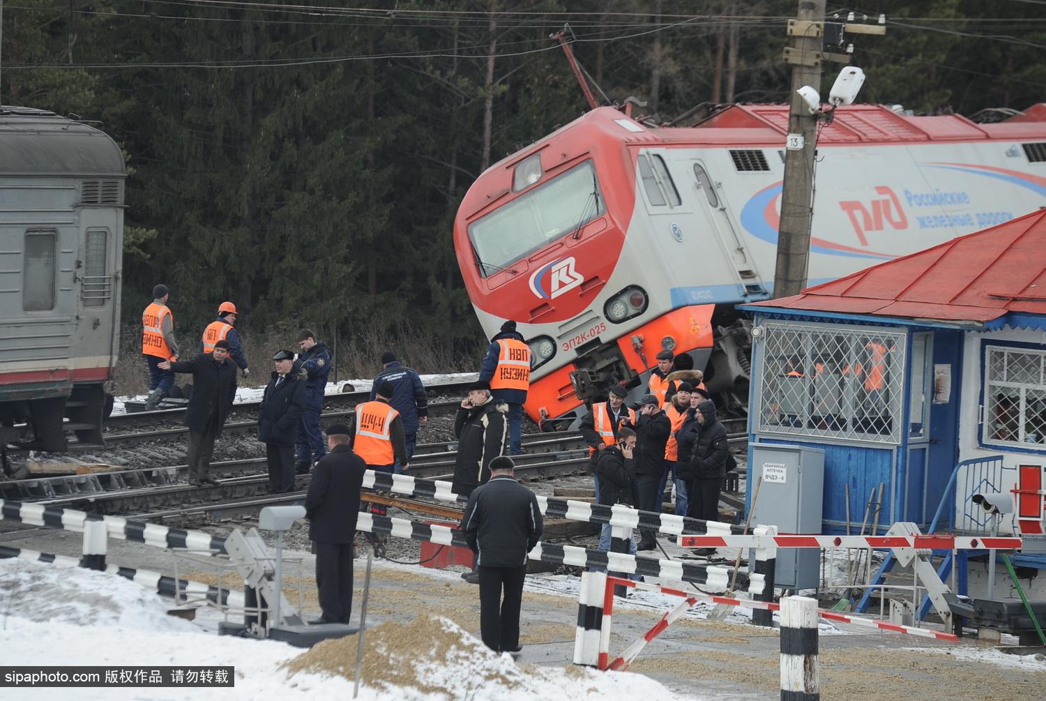 中铝公司货运火车脱轨6人失联 搜救出4人已无生命体征 - 我们视频 - 新京报网