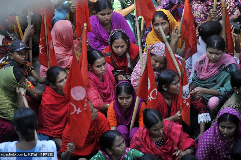 孟加拉服装工人失业上街游行表示抗议