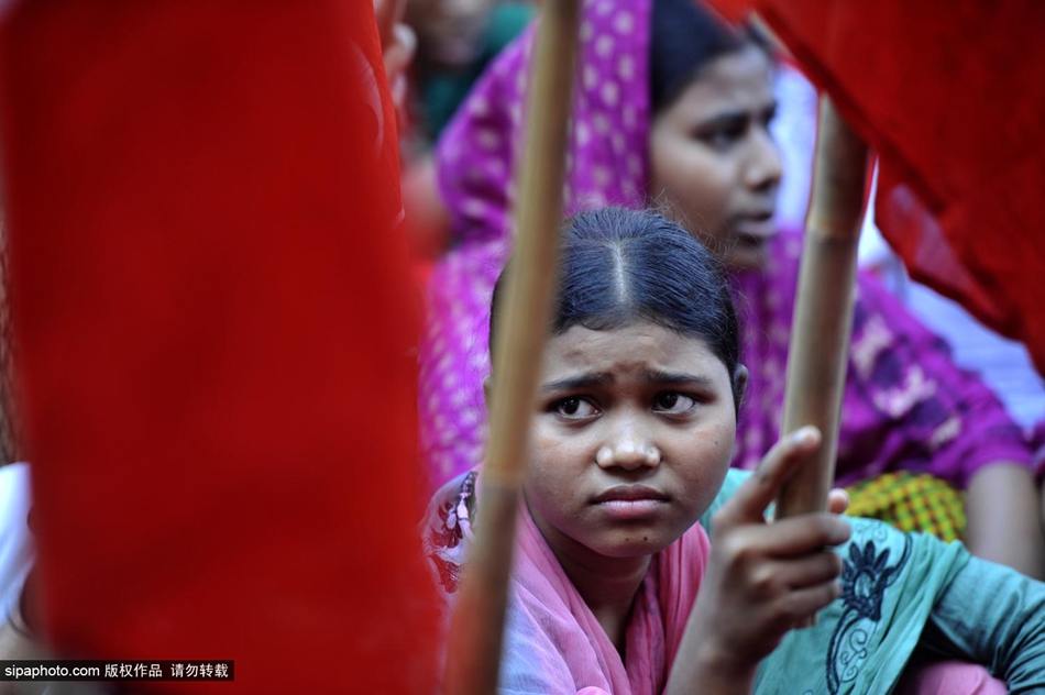 孟加拉服装工人失业上街游行表示抗议