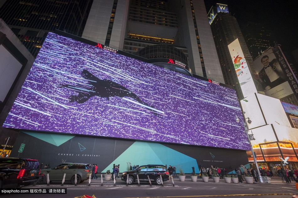 美最大电子广告牌亮相时代广场 堪比足球场