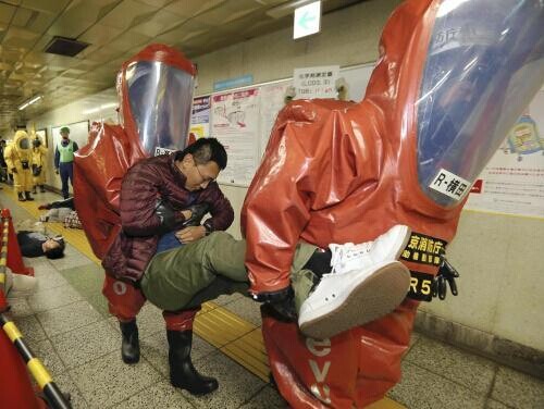 日本东京针对地铁毒气事件举行大规模反恐演练