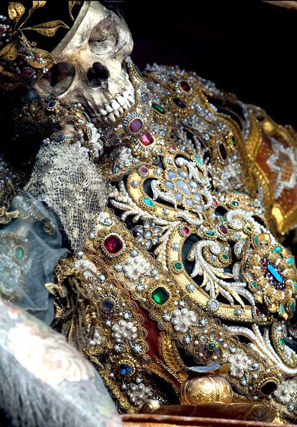 罗马出土土豪墓葬群 浑身金银珠宝