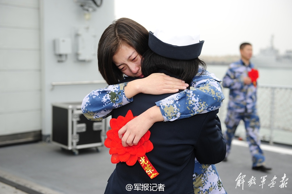 <em>北海舰队女兵</em>告别军营失声痛哭_军事_环球网