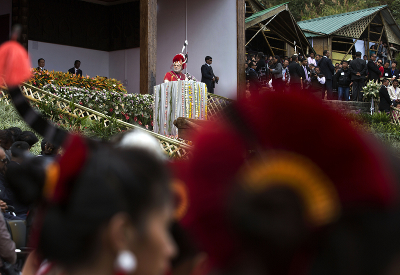 印度总理莫迪戴牛角帽 左手持矛右手持剑参加犀鸟节