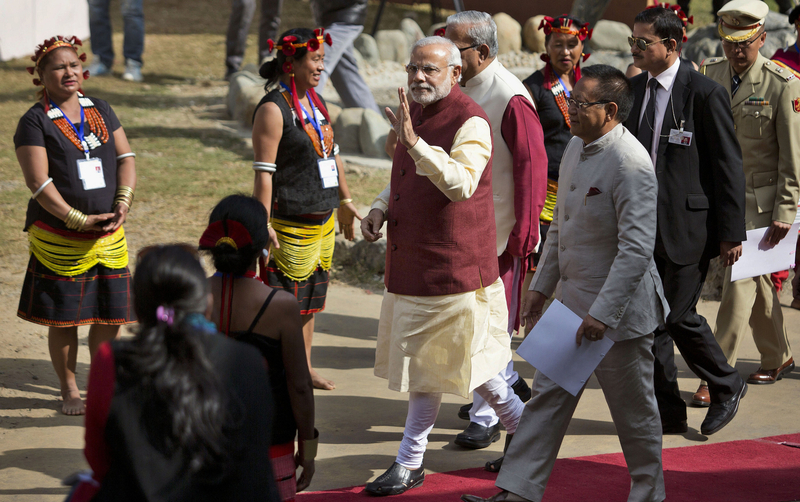印度总理莫迪戴牛角帽 左手持矛右手持剑参加犀鸟节