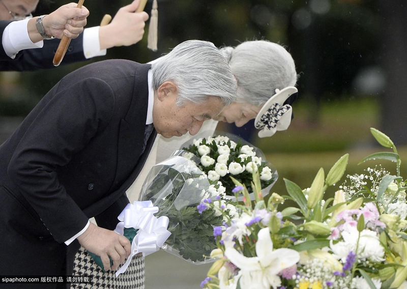 日本天皇夫妇到访广岛 为原子弹受害者献上鲜花