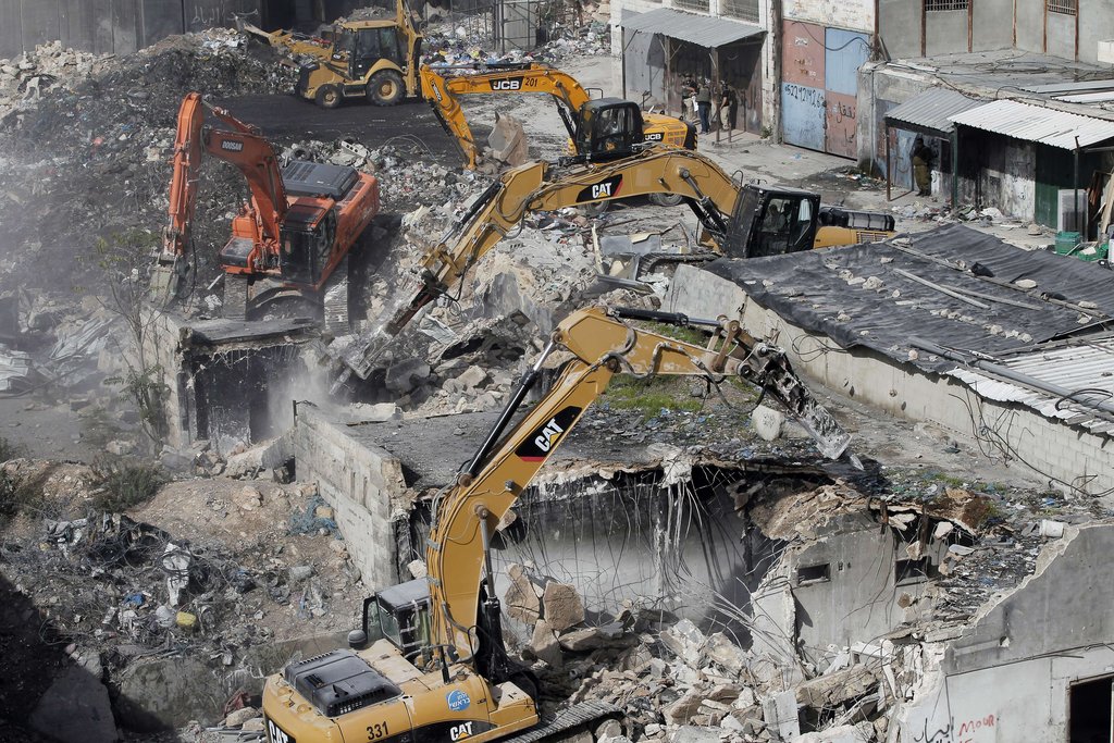 以色列动用挖掘机拆除巴勒斯坦“违建”住宅