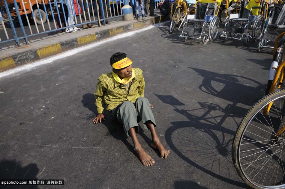印度残疾人士街头游行要求保障权益