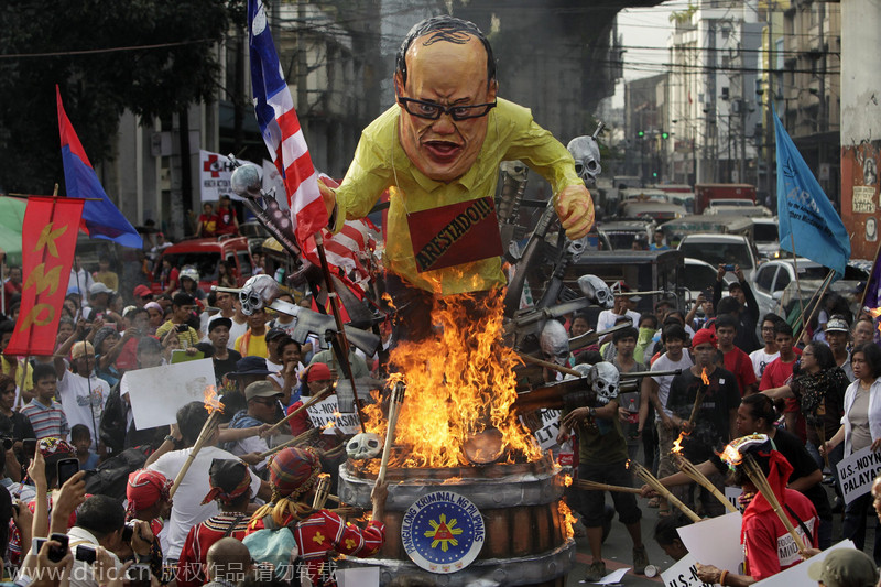菲律宾民众焚烧总统假人 纪念世界人权日