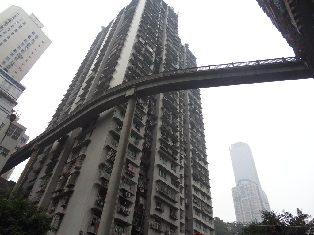 重庆现最“任性”天桥 13层高穿楼房而过