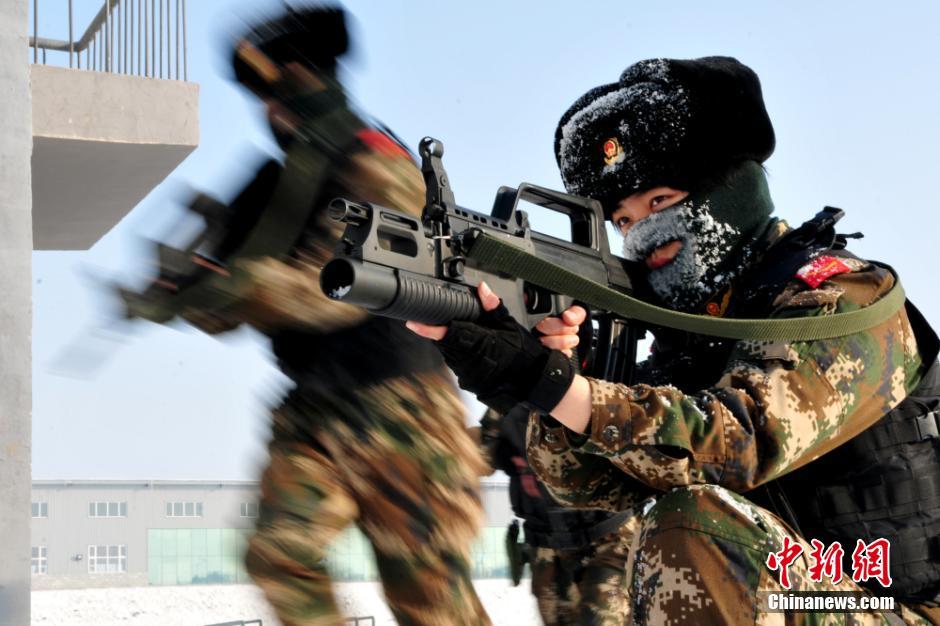 新疆女武警95步枪配枪榴弹